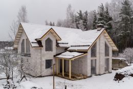 Строительство частного дома зимой: плюсы, минусы, особенности технологии